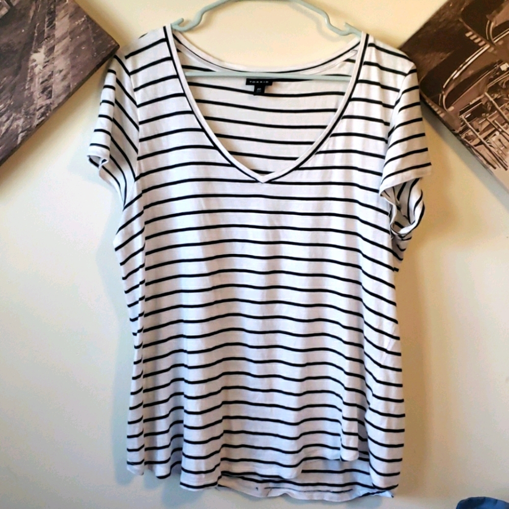 Black and white strip tee!